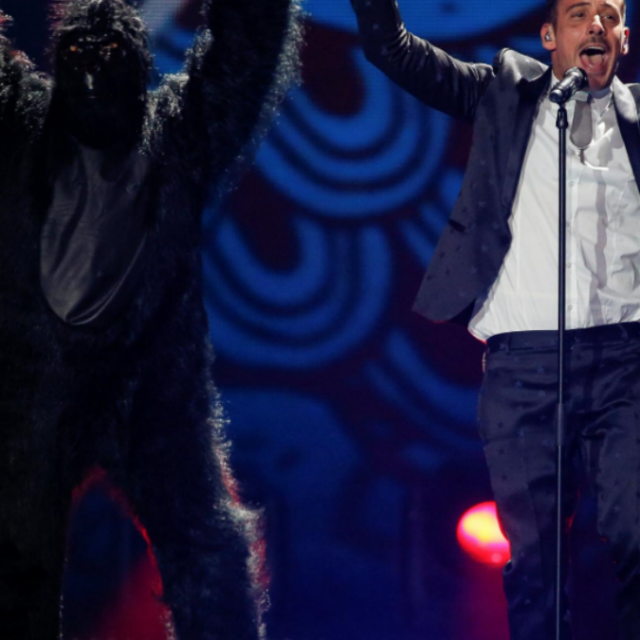 Eurovision Song Contest 2017, gli animalisti a Gabbani: “Eviti di presentarsi con la scimmia. Di idioti che usano gli animali per fare spettacolo è già pieno”