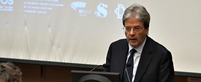 Copertina di Migranti, Gentiloni: “Fiero di chi ogni giorno soccorre persone in mare e salva vite umane”