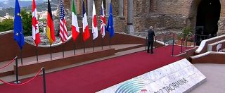 Copertina di Trump in ritardo, Gentiloni aspetta. L’insostenibile attesa del nostro premier, solo sul palco del G7