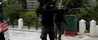 Copertina di Grecia, nel paese stremato dall’austerity escalation di violenza: buste bomba e scontri tra incappucciati e polizia