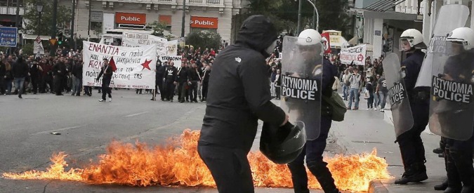 Copertina di Grecia, gli scioperi fermano il Paese. L’Ue impone nuovi tagli mentre per gli altri Stati membri ha scelto la linea morbida