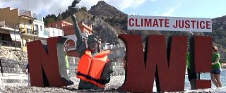 Copertina di G7 Taormina, il blitz di Greenpeace con la Statua della libertà: “Trump rispetti gli accordi sul clima”
