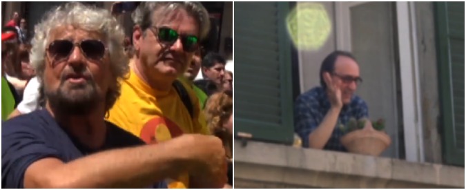 Copertina di Marcia M5S, Grillo al cittadino affacciato al balcone: “Vieni anche tu”. Lui si rifiuta: “Vai, vai”
