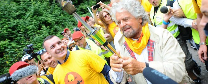 Copertina di Marcia reddito cittadinanza M5s, Grillo: “I soldi per farlo ci sono”. Renzi: “Devasta l’articolo 1 della Costituzione”