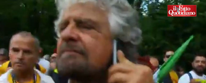 Copertina di Marcia M5s, Grillo scherza sulle intercettazioni di Renzi: “Pronto, mamma? Se sai qualcosa dì tutto”
