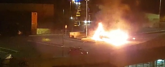 Copertina di Roma, camper a fuoco: le immagini del rogo e dei pompieri in azione