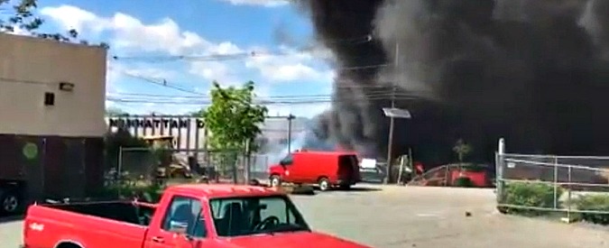 Copertina di Jet privato si schianta su un’area industriale e prende fuoco. L’incidente ripreso in diretta