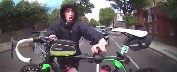 Copertina di Prova a rubare la bici da corsa ma per il ladro finisce malissimo. Il furto sembra una comica