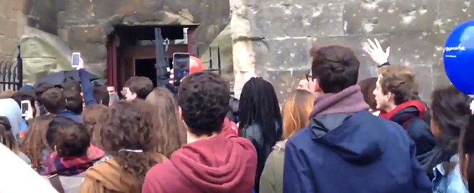 Copertina di Marine Le Pen, ancora lanci di uova e contestazioni contro la candidata all’Eliseo