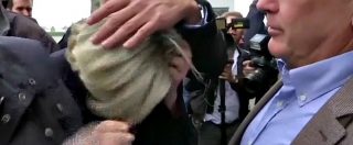 Copertina di Francia, Marine Le Pen contestata con lanci di uova. Le immagini della protesta