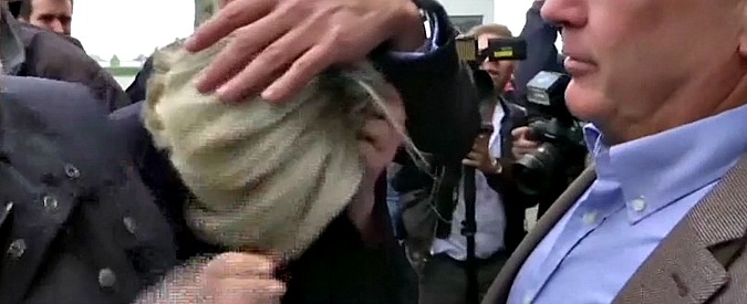 Copertina di Francia, Marine Le Pen contestata con lanci di uova. Le immagini della protesta