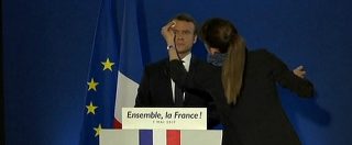 Copertina di Elezioni Francia, fuorionda di Macron in diretta tv. Mentana ironico: “Forse andremo nei guai per averlo trasmesso”