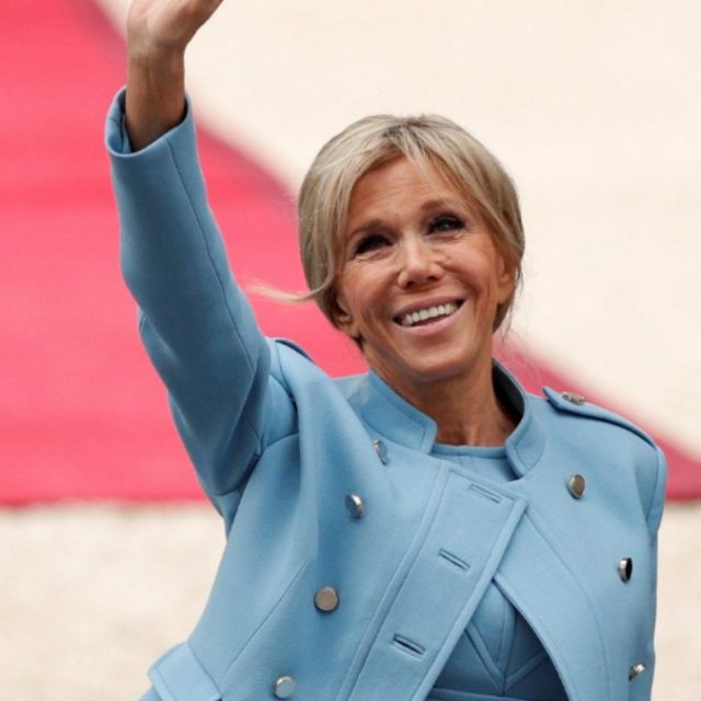 Brigitte Macron, la première dame di Francia con un tailleur “prestato” alla cerimonia di insediamento all’Eliseo – FOTO