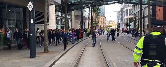 Copertina di Manchester, evacuato centro commerciale Arndale. Panico tra i clienti e il personale