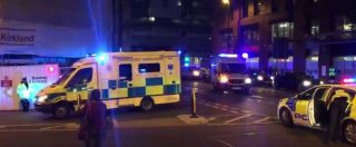 Copertina di Manchester, l’arrivo dei soccorsi e i feriti fuori dall’Arena dopo l’eplosione