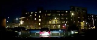 Copertina di Manchester, un lampo e poi il boato: il momento dell’esplosione vista da un’auto nel parcheggio
