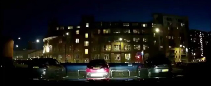 Copertina di Manchester, un lampo e poi il boato: il momento dell’esplosione vista da un’auto nel parcheggio