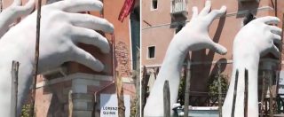 Copertina di Biennale di Venezia, spuntano braccia giganti dal Canal Grande. Il colpo d’occhio è impressionante