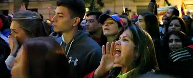 Copertina di Venezuela, protesta a Madrid contro Maduro. Lanci di sassi e uova, ambasciatore costretto alla fuga