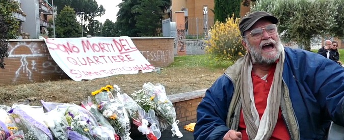 Copertina di Roma, camper a fuoco: fiori e striscioni nel parcheggio del rogo. Abitanti in presidio: “Siamo tutti coinvolti”