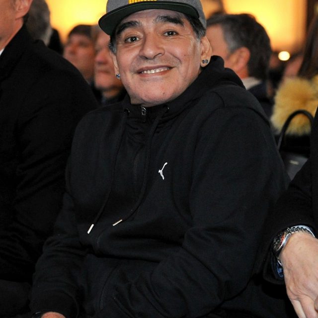 Maradona ad Amici a sorpresa. Massimo riserbo della De Filippi che non voleva far pensare ad una ripicca contro Ballando