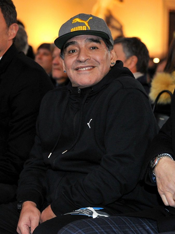 Maradona ad Amici a sorpresa. Massimo riserbo della De Filippi che non voleva far pensare ad una ripicca contro Ballando