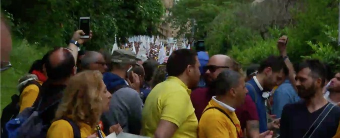 Copertina di Perugia, il Movimento 5 stelle in marcia per il reddito di cittadinanza. La diretta