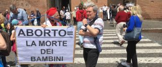 Copertina di Roma, sfila la marcia per la vita: preghiere, slogan antiabortisti e inni a Gesù