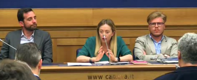 Copertina di Terremoto, Meloni: “Magliette gialle dal Pd invece delle case? Indegni e ridicoli”