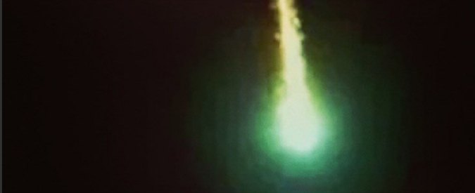 Meteorite nei cieli del Centro e Nord Italia, scia verde “fotografata” dai social