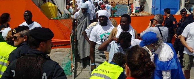 Migranti, fermati tre trafficanti nigeriani: contestato un omicidio e uno stupro