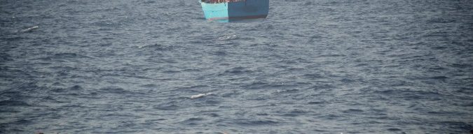 Migranti, barcone naufraga al largo della Libia: almeno 30 morti e 200 dispersi. “La maggior parte di loro sono bambini”