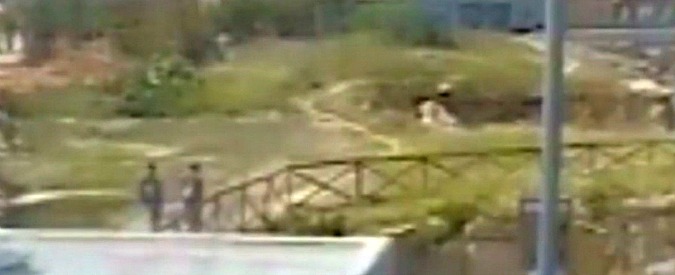 Copertina di Monopoli, anziano spinto dagli scogli. Le immagini della videosorveglianza che immortalano i due minorenni