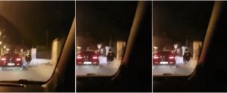 Copertina di Siracusa, fanno cadere due migranti in motorino: denunciati. Il video choc