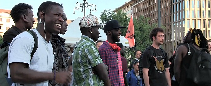 Copertina di Milano, in stazione Centrale concerto e torneo di calcetto con i migranti: “La nostra risposta al blitz del 2 maggio”