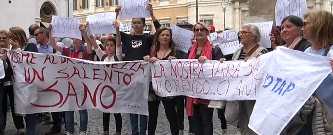 Copertina di No tap, protesta dei sindaci davanti a Montecitorio. Emiliano: “Governo ci ascolti, sposti il gasdotto”