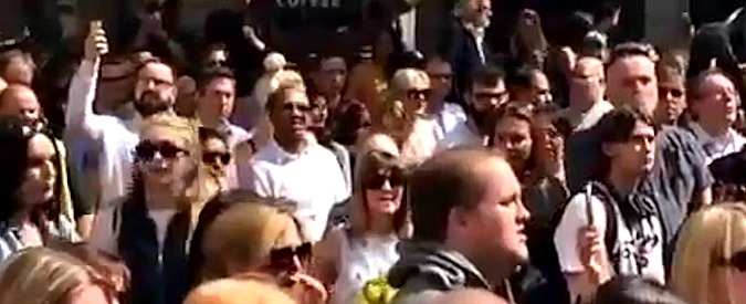 Copertina di Attentato Manchester, folla intona “Don’t look back in anger” degli Oasis in onore delle vittime