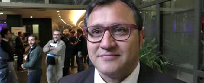 Copertina di Emergenza rifiuti Roma, Ferrara (M5S): “Renzi pensi a pulire il PD, alla città ci pensiamo noi”