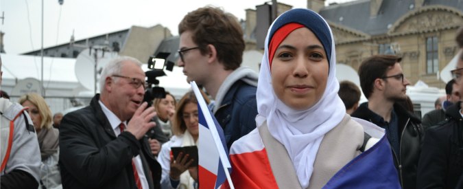 Copertina di Macron, l’entusiasmo disincantato dei supporter al Louvre: “Ora deve riunificare un Paese spaccato e in parte razzista”