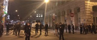 Copertina di Parigi, evacuata la Gare du Nord: operazione della polizia per cercare tre sospetti. Passeggeri bloccati su Tgv per tre ore