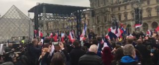 Copertina di Elezioni Francia, sale l’attesa: la folla si accalca davanti al Louvre al palco di Macron