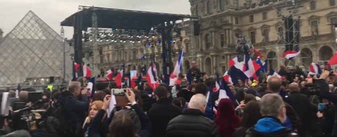 Copertina di Elezioni Francia, sale l’attesa: la folla si accalca davanti al Louvre al palco di Macron