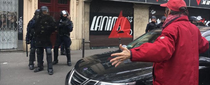 Copertina di Parigi. Sindacati, studenti e sinistra subito in piazza per avvertire Macron: “Non tocchi il lavoro”. Tensioni con polizia