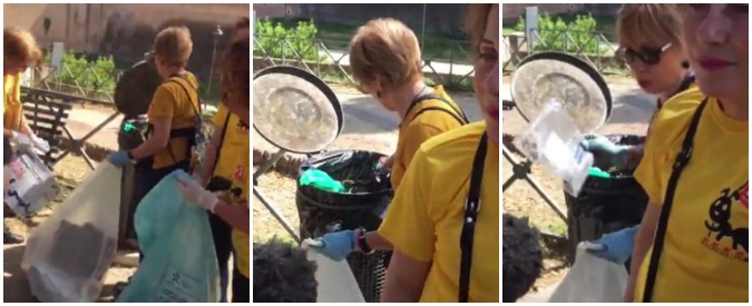 Copertina di Roma, i volontari Pd in maglia gialla pescano i rifiuti dal cestino di Castel Sant’Angelo