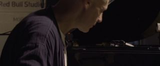 Copertina di Sasha Pushkin incontra Alberto Pizzo sul Red Bull Studio Mobile, la performance dei due pianisti è pazzesca