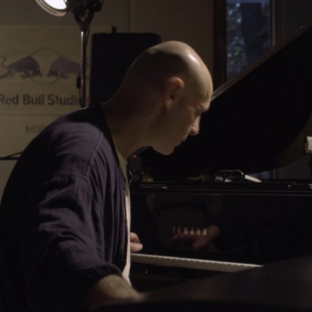 Sasha Pushkin incontra Alberto Pizzo sul Red Bull Studio Mobile, la performance dei due pianisti è pazzesca