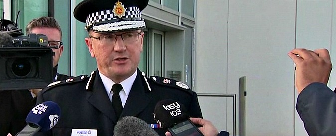 Copertina di Manchester, polizia: “È stato un kamikaze con ordigno rudimentale. Probabilmente ha agito da solo, ma si cercano complici”