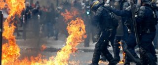 Copertina di Parigi, scontri tra polizia e manifestanti incappucciati al corteo del primo maggio: cartelli contro Macron e Le Pen