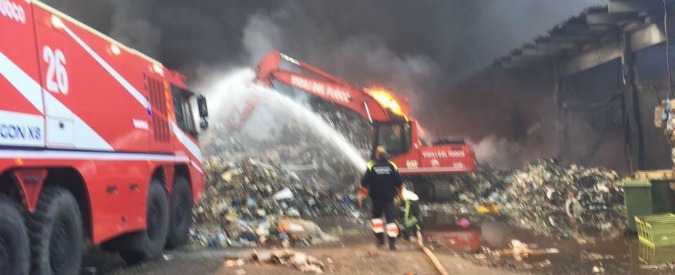 Incendio Pomezia, i cittadini avevano denunciato il rischio di roghi alla Eco X a novembre 2016