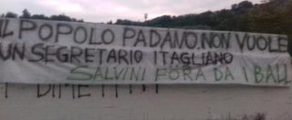 Copertina di Lega, striscione sul prato di Pontida: “Il popolo padano non vuole un segretario itagliano: Salvini föra da i ball”